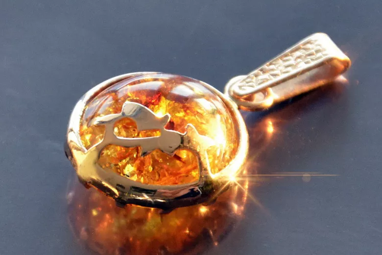 "Classic Amber Pendant with 14K Vintage Rose Gold Accent" vpab001